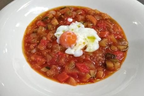 Pisto manchego con huevo a baja temperatura Pisto manchego con huevo a baja temperatura