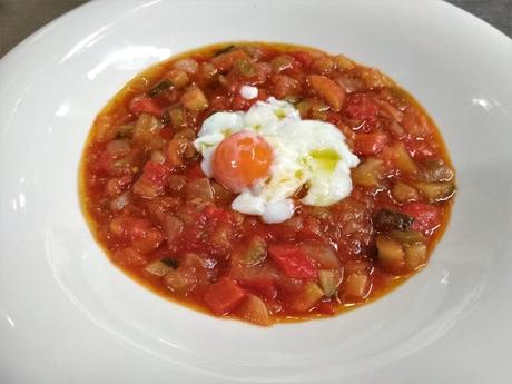 Pisto manchego con huevo a baja temperatura Pisto manchego con huevo a baja temperatura