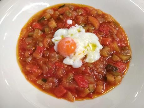Pisto manchego con huevo a baja temperatura Pisto manchego con huevo a baja temperatura