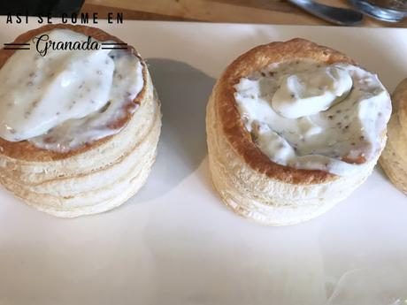 Volovant de queso y crema de dátiles