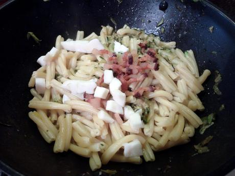 Pasta con calabacín y panceta – Casarecce con zucchine, pancetta e provola