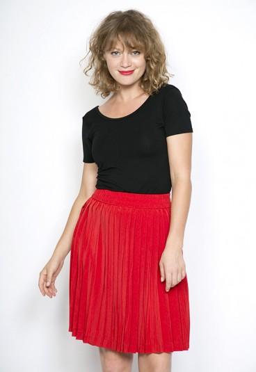 Falda Roja Con Camisa Blanca