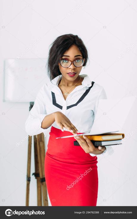 Falda Roja Con Camisa Blanca