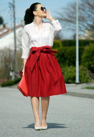Falda Roja Con Camisa Blanca