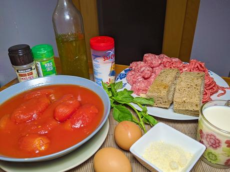 Albóndigas con salsa de tomate y albahaca a la italiana (polpette al sugo)