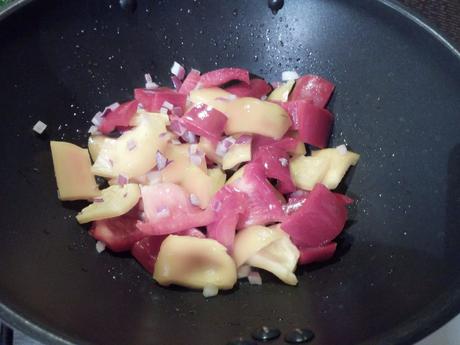 Pimientos rojos y amarillos con patatas y tomate – Peperoni e patate in padella