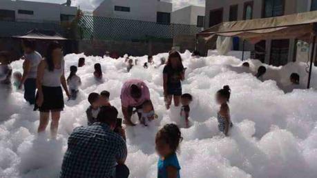 Por el Día del Niño, realizan fiesta de espuma en Fraccionamiento La Virgen