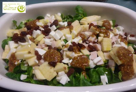 Ensalada de manzana, pavo y queso fresco con vinagreta de manzana.