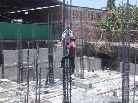 Albañiles potosinos celebran discretamente el Día de la Santa Cruz Albañiles potosinos celebran discretamente el Día de la Santa Cruz