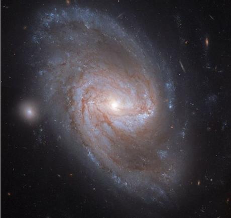 La impresionante simetría de la galaxia NGC 3583
