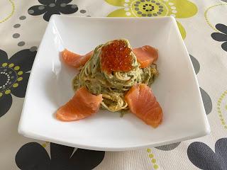 Espaguetis tricolor con pesto de calabacín, salmón y caviar de salmón