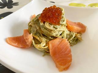 Espaguetis tricolor con pesto de calabacín, salmón y caviar de salmón