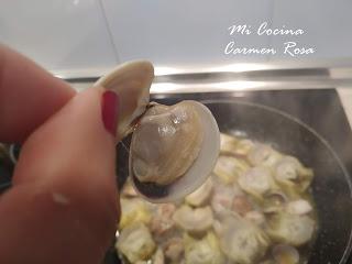 CORAZONES DE ALCACHOFAS CON ALMEJAS DE MALAGA, JAMON SERRANO Y PEREJIL