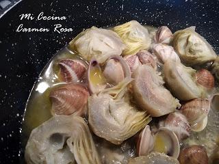 CORAZONES DE ALCACHOFAS CON ALMEJAS DE MALAGA, JAMON SERRANO Y PEREJIL