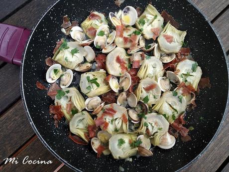 CORAZONES DE ALCACHOFAS CON ALMEJAS DE MALAGA, JAMON SERRANO Y PEREJIL