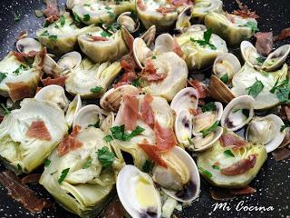 CORAZONES DE ALCACHOFAS CON ALMEJAS DE MALAGA, JAMON SERRANO Y PEREJIL