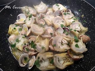 CORAZONES DE ALCACHOFAS CON ALMEJAS DE MALAGA, JAMON SERRANO Y PEREJIL