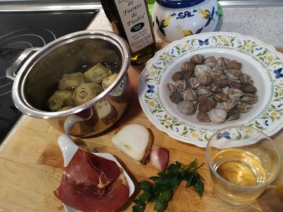 CORAZONES DE ALCACHOFAS CON ALMEJAS DE MALAGA, JAMON SERRANO Y PEREJIL