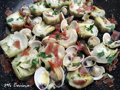 CORAZONES DE ALCACHOFAS CON ALMEJAS DE MALAGA, JAMON SERRANO Y PEREJIL