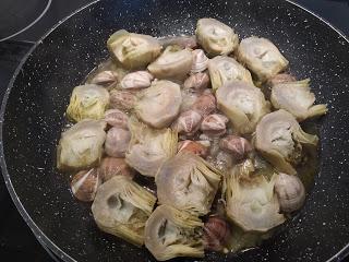 CORAZONES DE ALCACHOFAS CON ALMEJAS DE MALAGA, JAMON SERRANO Y PEREJIL