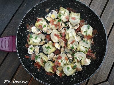 CORAZONES DE ALCACHOFAS CON ALMEJAS DE MALAGA, JAMON SERRANO Y PEREJIL