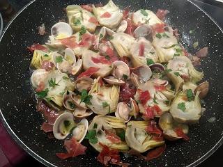 CORAZONES DE ALCACHOFAS CON ALMEJAS DE MALAGA, JAMON SERRANO Y PEREJIL