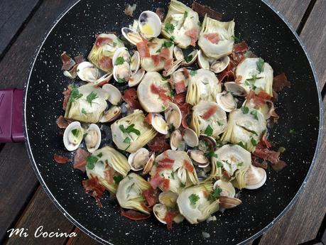 CORAZONES DE ALCACHOFAS CON ALMEJAS DE MALAGA, JAMON SERRANO Y PEREJIL