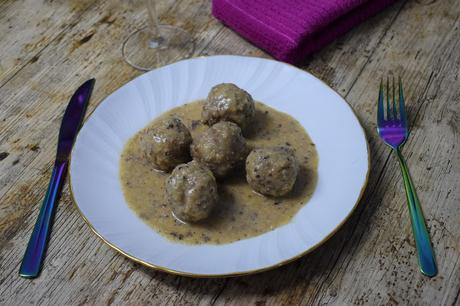 Albóndigas rellenas de huevo de codorniz en salsa de almendras