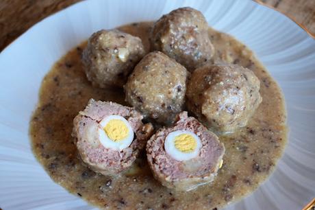 Albóndigas rellenas de huevo de codorniz en salsa de almendras