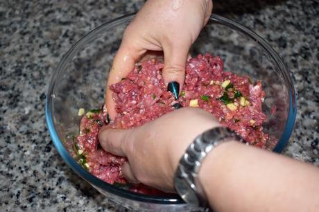 Albóndigas rellenas de huevo de codorniz en salsa de almendras