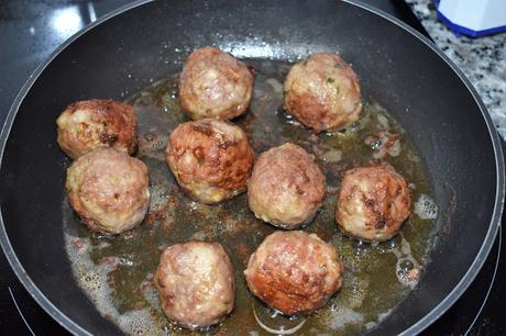 Albóndigas rellenas de huevo de codorniz en salsa de almendras