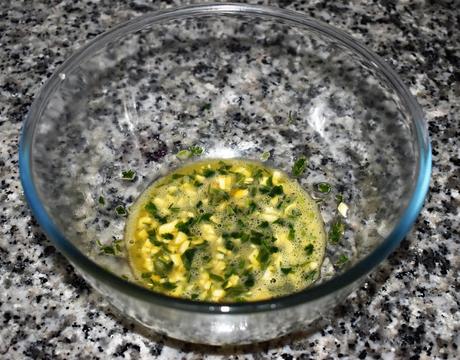 Albóndigas rellenas de huevo de codorniz en salsa de almendras