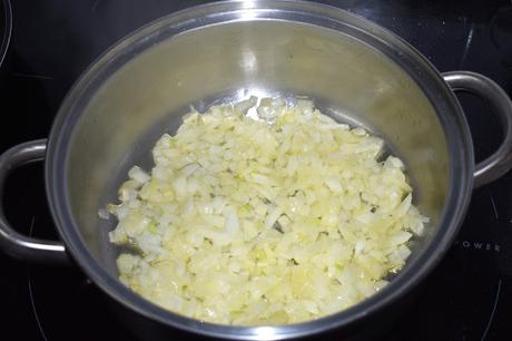 Albóndigas rellenas de huevo de codorniz en salsa de almendras