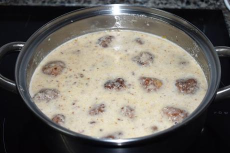 Albóndigas rellenas de huevo de codorniz en salsa de almendras