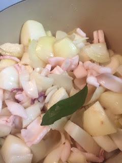 CALAMARES ENCEBOLLADOS