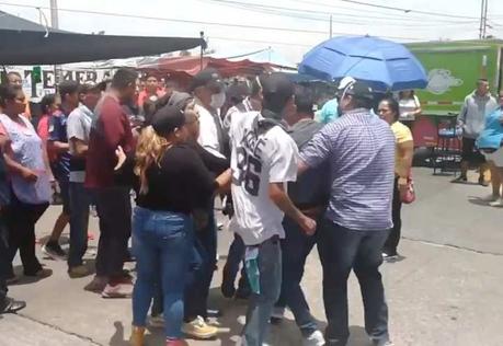 VideoAmbulantes golpean a inspectores en tianguis de Jardines del Sur