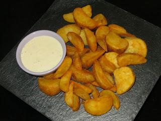 PATATAS DELUXE CON SALSA REMOULADE VEGANA
