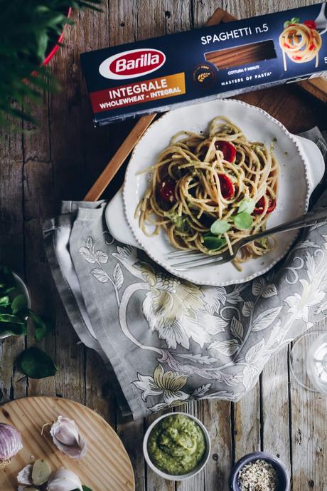 Espaguetis integrales con pesto de canónigos y tahini
