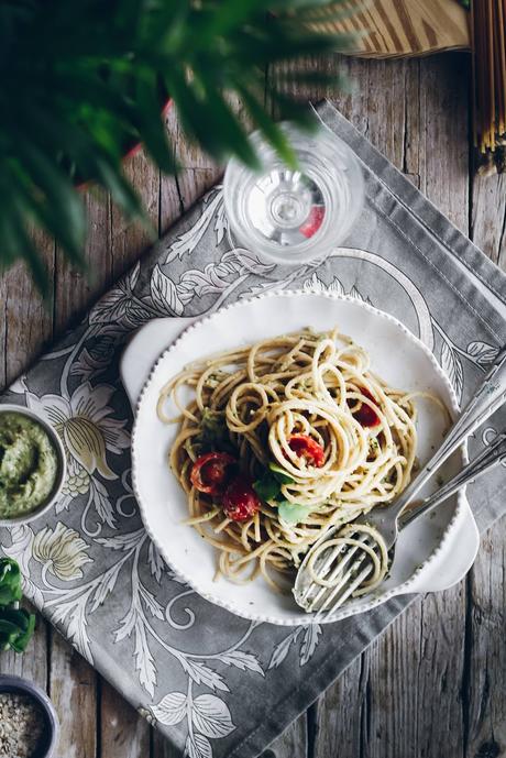 Espaguetis integrales con pesto de canónigos y tahini
