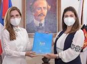 Directora CONANI alcaldesa firman protocolo favor niñez.