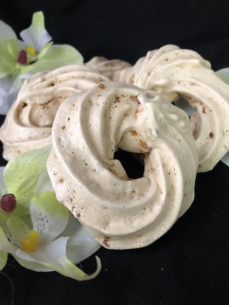 Rosquillas de merengue con almendras