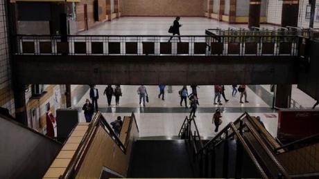 Algunos analistas consideran que la estrategia del Ejecutivo ha favorecido en la población una percepción de bajo riesgo que no se ajusta a la realidad. 