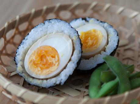 Como hacer onigiri  de huevo marinado al miso.