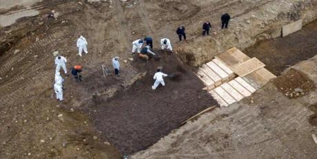 Entierro de muertos por el nuevo coronavirus en Estados Unidos