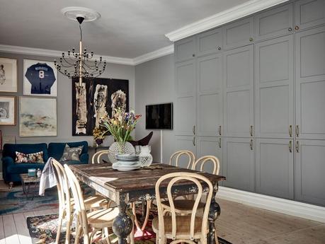 Un apartamento escandinavo lleno de arte gris.