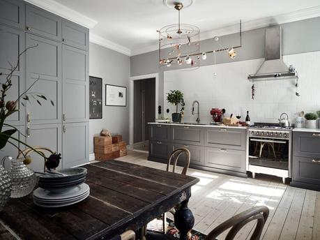 Un apartamento escandinavo lleno de arte gris.