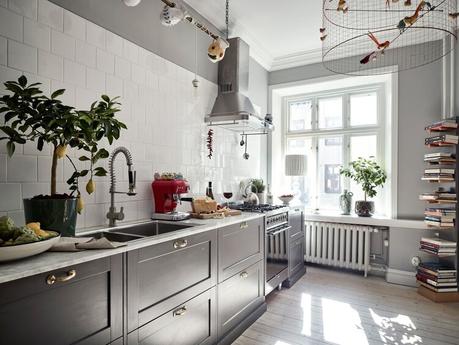 Un apartamento escandinavo lleno de arte gris.