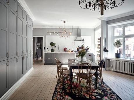Un apartamento escandinavo lleno de arte gris.