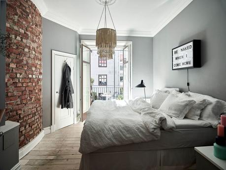 Un apartamento escandinavo lleno de arte gris.