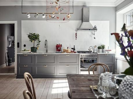 Un apartamento escandinavo lleno de arte gris.